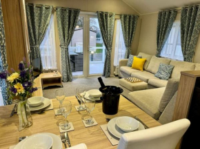 Reed Meadow Lodge - Hoburne Holiday Park - by MaisonPro